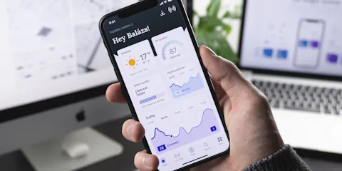 হাতে ধরা স্মার্টফোনে মোবাইল অ্যাপ ড্যাশবোর্ড